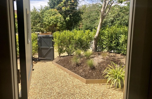 New Forest District Cabina | Stylish shepherd's hut, 10 mins walk from beach and village