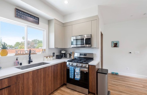 Sherman Oaks Casa | Stylish Sherman Oaks Townhouse W/ 3 Master Suites