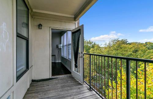 West End Apartamento | Stylish Sky Lofts Condo in Historic West End condo