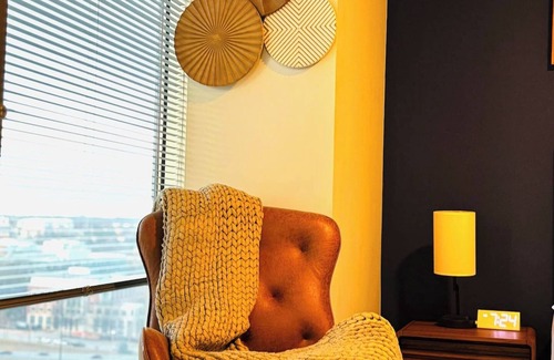 Midtown Apartamento | Stylish space in Midtown Atlanta, minutes from Mercedes Benz Stadium, State Farm Arena, Google, Whole Foods, 5 Star Restaurants, Coffee Shops, Parks, Georgia Aquarium, & Zoo Atlanta. A short drive to the airport, Six Flags, & Buckhead.