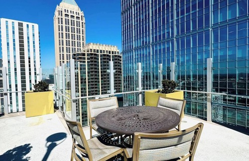 Midtown Apartamento | Stylish space in Midtown Atlanta, minutes from Mercedes Benz Stadium, State Farm Arena, Google, Whole Foods, 5 Star Restaurants, Coffee Shops, Parks, Georgia Aquarium, & Zoo Atlanta. A short drive to the airport, Six Flags, & Buckhead.