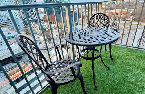 Midtown Apartamento | Stylish space in Midtown Atlanta, minutes from Mercedes Benz Stadium, State Farm Arena, Google, Whole Foods, 5 Star Restaurants, Coffee Shops, Parks, Georgia Aquarium, & Zoo Atlanta. A short drive to the airport, Six Flags, & Buckhead.