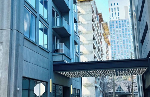Midtown Apartamento | Stylish space in Midtown Atlanta, minutes from Mercedes Benz Stadium, State Farm Arena, Google, Whole Foods, 5 Star Restaurants, Coffee Shops, Parks, Georgia Aquarium, & Zoo Atlanta. A short drive to the airport, Six Flags, & Buckhead.