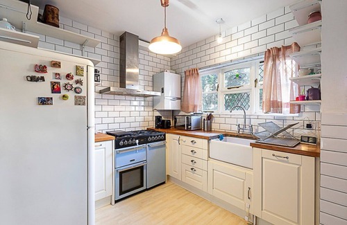 Bow West Casa | Stylish & Spacious 3-Bed Home in Vibrant Bow
