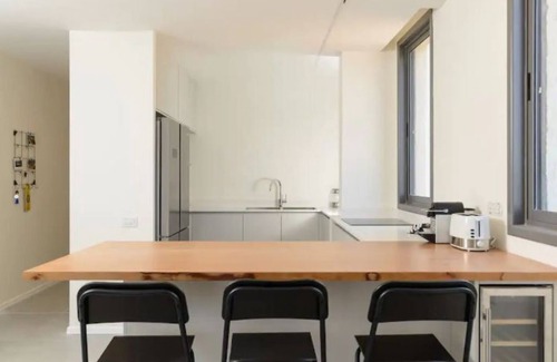 Netanya Apartamento | Stylish & Spacious 3 bedroom apartment by the Sea