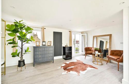 East Ham South Casa | Stylish & Spacious 4BR Home