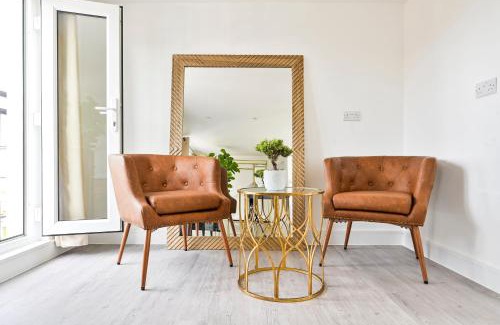 East Ham South Casa | Stylish & Spacious 4BR Home