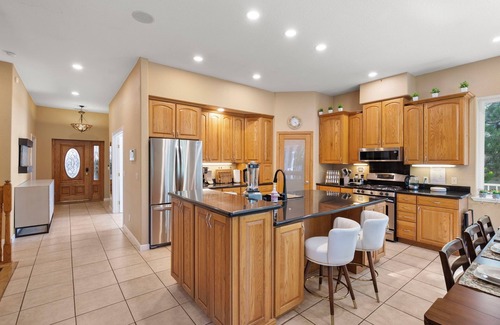 Groveland Casa | Stylish & spacious 6-bedroom house with game room near lake & Yosemite