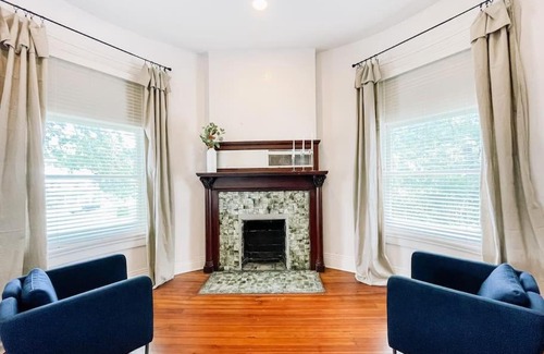 Lexington Casa | Stylish Spacious Apartment with King and Queen Beds