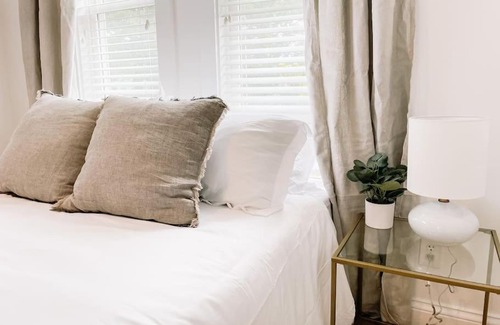Lexington Casa | Stylish Spacious Apartment with King and Queen Beds
