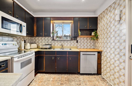 Oakwood Village Casa | Stylish & Spacious Cozy House