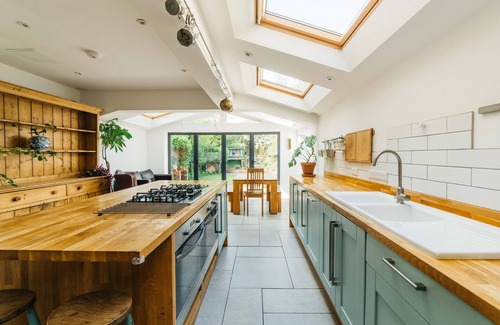 Horfield Casa | Stylish & Spacious Victorian Home in Trendy Suburb
