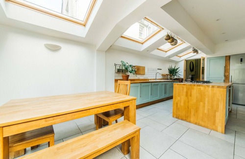 Horfield Casa | Stylish & Spacious Victorian Home in Trendy Suburb