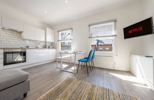 Queen's Park Apartamento | Spacious and Modern 2 Double Bedroom Private Apartment
