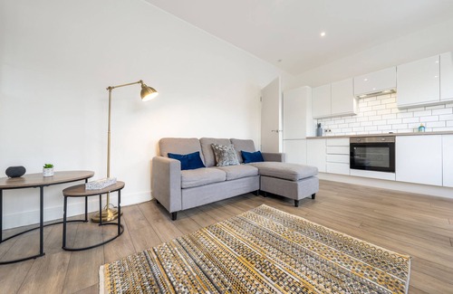 Queen's Park Apartamento | Spacious and Modern 2 Double Bedroom Private Apartment