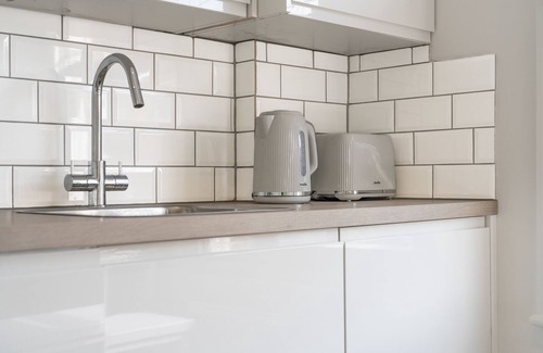 Queen's Park Apartamento | Spacious and Modern 2 Double Bedroom Private Apartment