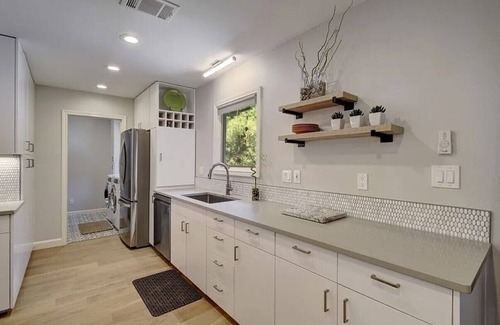 Allandale Casa | Stylish Stardust Drive Modern Retreat