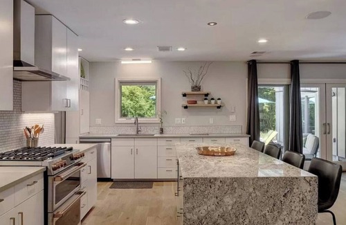 Allandale Casa | Stylish Stardust Drive Modern Retreat