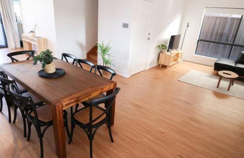 Wagga Wagga Casa | Stylish Stay 4BR Central Wagga