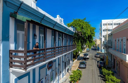 Puerta de Tierra Apartamento | Stylish Stay with Patio Near Beach and Forts