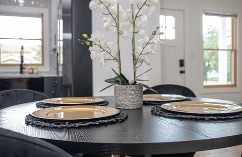 Eastside Promise Neighborhood Apartamento | Stylish Stay With Unforgettable Downtown Views