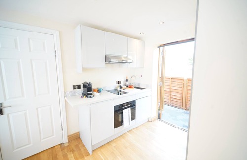 Saintbury Casa | Stylish Stratford-upon-Avon Stay -Sleeps 6 - Secure Gated Parking