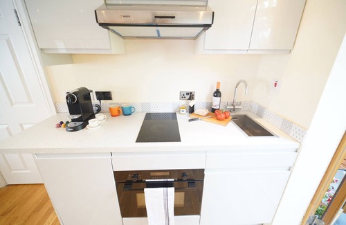 Saintbury Casa | Stylish Stratford-upon-Avon Stay -Sleeps 6 - Secure Gated Parking