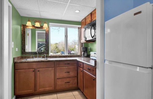 Wrightsville Beach Condominio | Stylish Studio Near Wrightsville Beach | Pool, Elevator, Walk to Dining