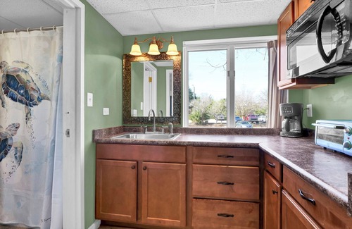 Wrightsville Beach Condominio | Stylish Studio Near Wrightsville Beach | Pool, Elevator, Walk to Dining