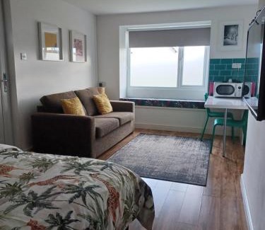 Fairwater Apartamento | Stylish studio bungalow, close to Cardiff Centre
