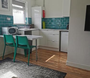 Fairwater Apartamento | Stylish studio bungalow, close to Cardiff Centre