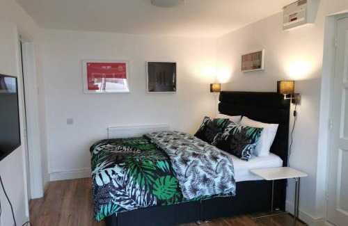 Fairwater Apartamento | Stylish studio bungalow, close to Cardiff Centre