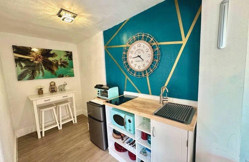 Central Oakland Park Casa | Stylish Studio Close to Downtown & Beach