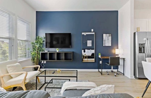 Cherry Apartamento | Sleek Urban Studio | Walk to DT | Gym Parking W/D