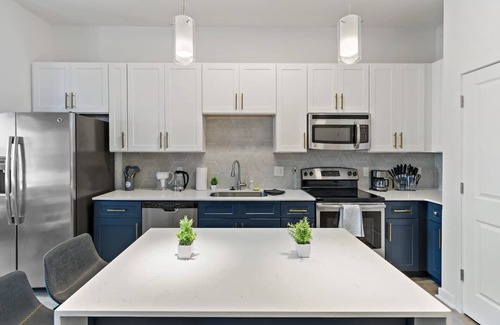 Cherry Apartamento | Sleek Urban Studio | Walk to DT | Gym Parking W/D