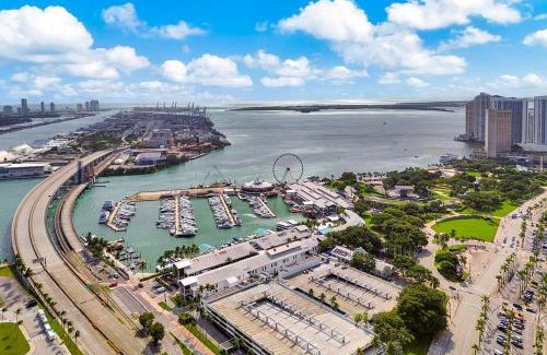Downtown Miami Apartamento | Stylish Studio in the heart of vibrant Downtown- Daily resort fee and parking not included