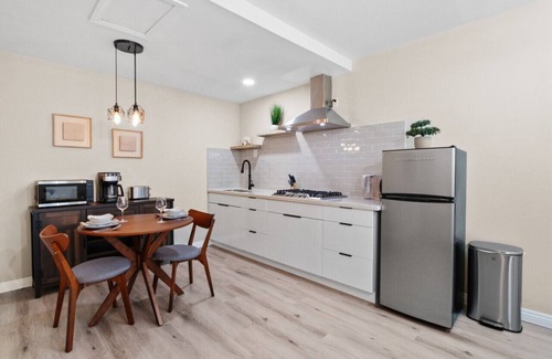 La Puente Casa | Stylish Studio, King Bed, Smart TV, Kitchen Essentials, Onsite Laundry, and an Ideal Location for Shopping and Culinary Adventures.