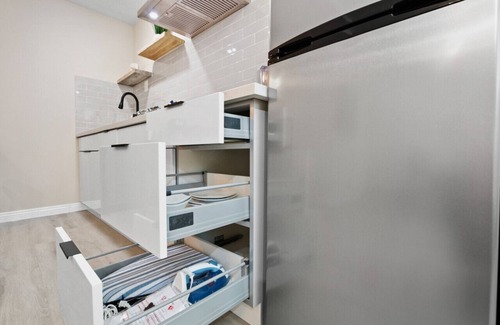 La Puente Casa | Stylish Studio, King Bed, Smart TV, Kitchen Essentials, Onsite Laundry, and an Ideal Location for Shopping and Culinary Adventures.