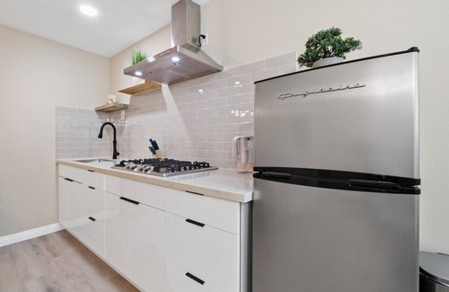 La Puente Casa | Stylish Studio, King Bed, Smart TV, Kitchen Essentials, Onsite Laundry, and an Ideal Location for Shopping and Culinary Adventures.