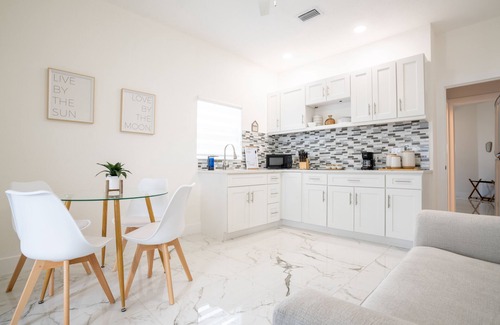 Temple Crest Apartamento | Stylish Studio located within walking distance of Busch Gardens in Tampa, FL