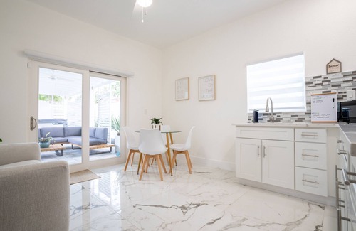 Temple Crest Apartamento | Stylish Studio located within walking distance of Busch Gardens in Tampa, FL