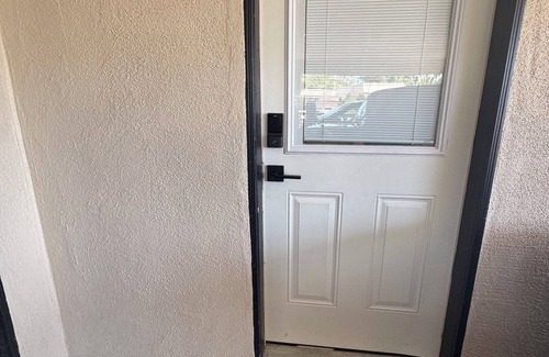 Ladera Heights Casa | Stylish suite near beach & LAX—private entry, vibrant decor, cozy comfort.