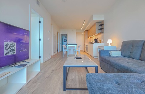 Surrey Condominio | Stylish Surrey Downtown Condo Perfect for Couples