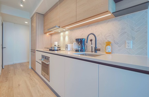 Surrey Condominio | Stylish Surrey Downtown Condo Perfect for Couples