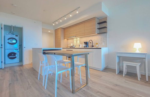 Surrey Condominio | Stylish Surrey Downtown Condo Perfect for Couples