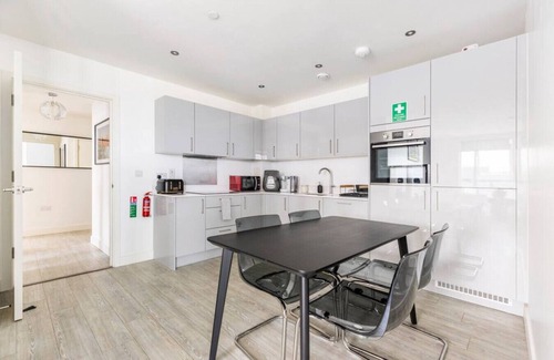 South Harrow Apartamento | Stylish Top-Floor Flat