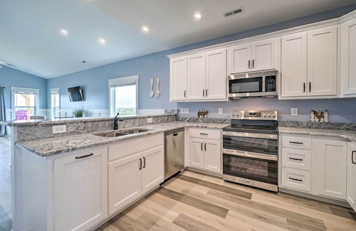 Surf City Apartamento | Stylish Townhome w/ Balconies & Tesla Charger!