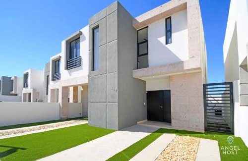La Paz Casa | Stylish Townhome with Pool, Patio, and Secure Parking