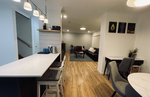 Bentley Casa | Stylish townhouse with a cosy balcony