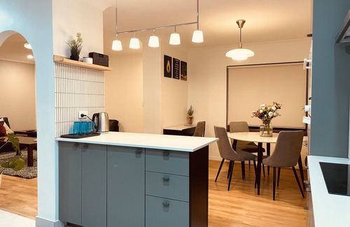 Bentley Casa | Stylish townhouse with a cosy balcony